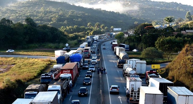 PF investiga se greve de caminhoneiros tem comando de empresários