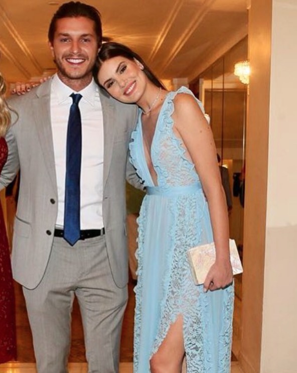 Antes de festão, Camila Queiroz e Klebber Toledo se casam no civil em SP