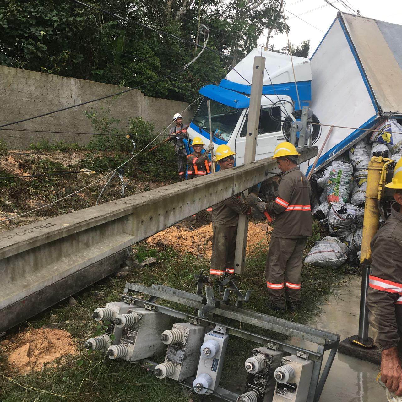 Mais de 3 mil casas ficam sem energia após caminhão derrubar fios e poste na AM-010