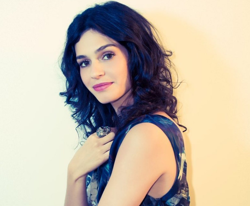 Atriz surpreende seguidores ao publicar foto nua dentro do banheiro de bar