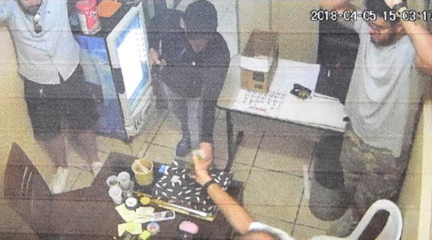 Homem é preso por render funcionários e roubar R$40 mil de pizzaria em Manaus