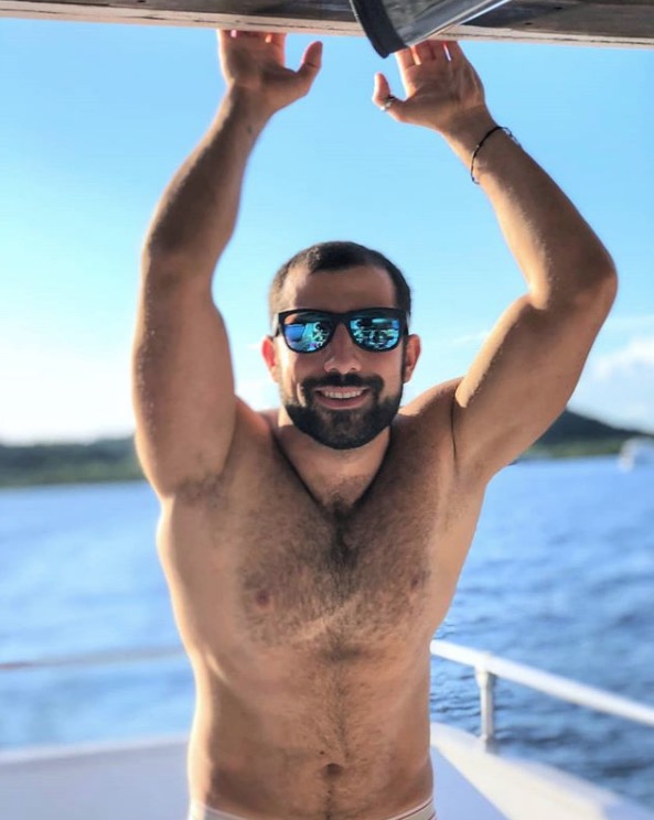  Em Manaus, ex-BBB Kaysar se empolga durante passeio pelo Rio Negro 