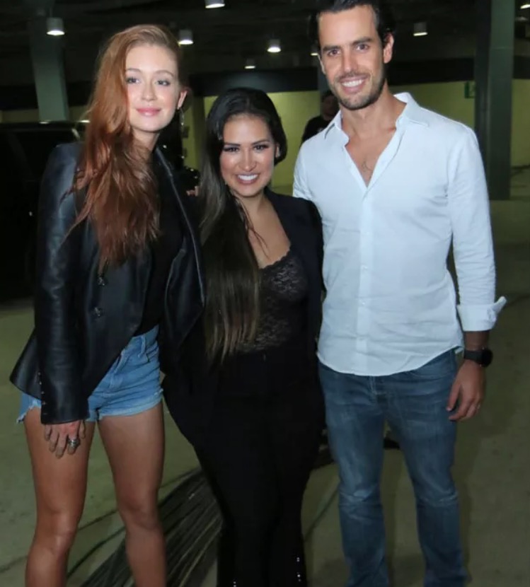 De shortinho, Marina Ruy Barbosa exibe pernas torneadas com marido em festa