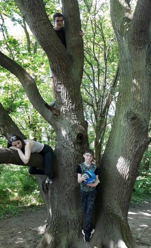 Mulher entra em pânico ao flagrar suposto fantasma perto de filho em foto