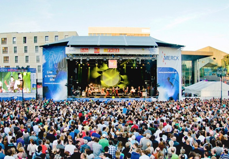 Festival de música termina com 15 policiais feridos e 80 pessoas presas