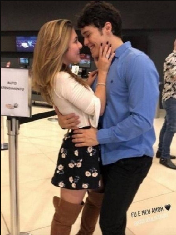 Aos 17, Klara Castanho causa polêmica ao posar em clima de romance com ator de 28 anos 