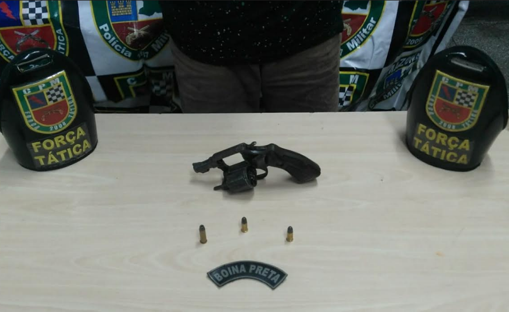 Foragido é preso ao tentar se livrar de arma em terreno baldio de Manaus 