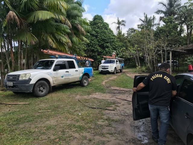 Flutuantes e estaleiro são flagrados com 'gato' de energia em Manaus