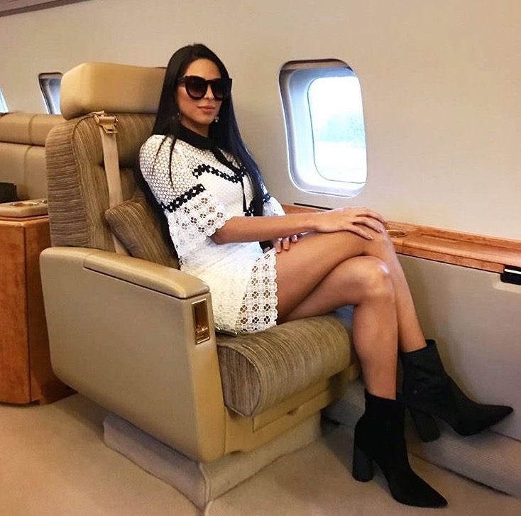 Miss Brasil Mayra Dias chega a Manaus e é recebida com festa na Aleam