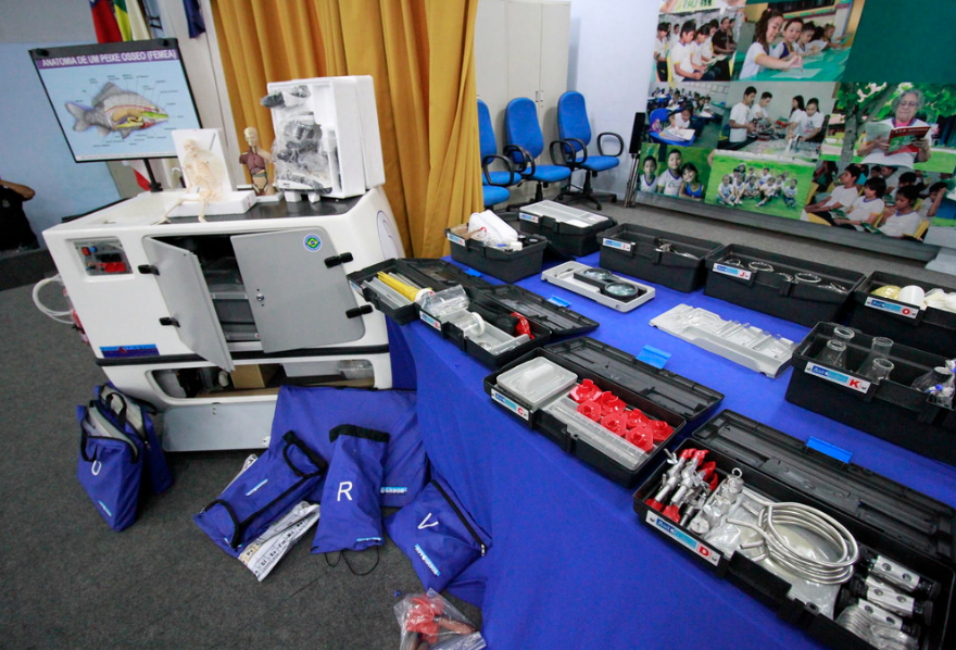 Escolas públicas recebem laboratórios móveis de ciências em Manaus