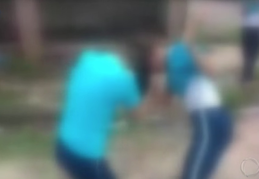 Mãe incentiva filha a espancar colega de escola e esfaqueia menina de 13 anos