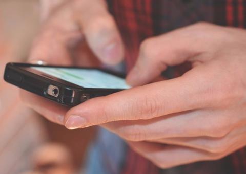 Aluno morre eletrocutado ao atender celular que estava sendo carregado