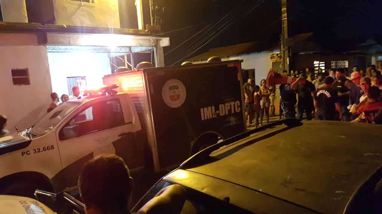 Dupla fica de 'tocaia' e executa homem a tiros no meio da rua em Manaus