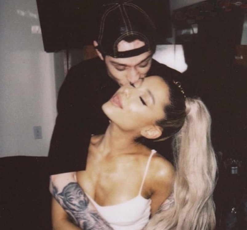 Ariana Grande fica noiva duas semanas após assumir namoro