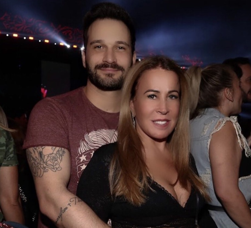 Zilu exibe anel de brilhantes que ganhou de namorado e troca declarações