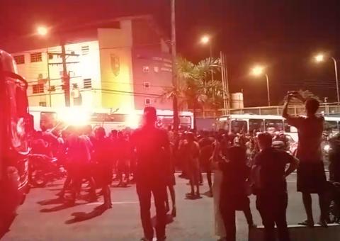 Populares fecham Max Teixeira para impedir que criminoso seja levado para hospital