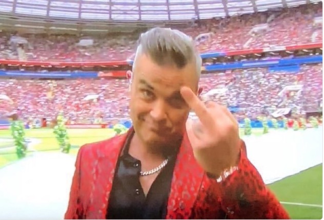 Tiago Leifert critica cotoco de Robbie Williams e chama cantor de ‘bananão’