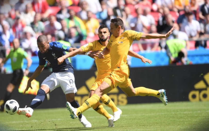 França sofre, mas bate Austrália em jogo com uso de tecnologias