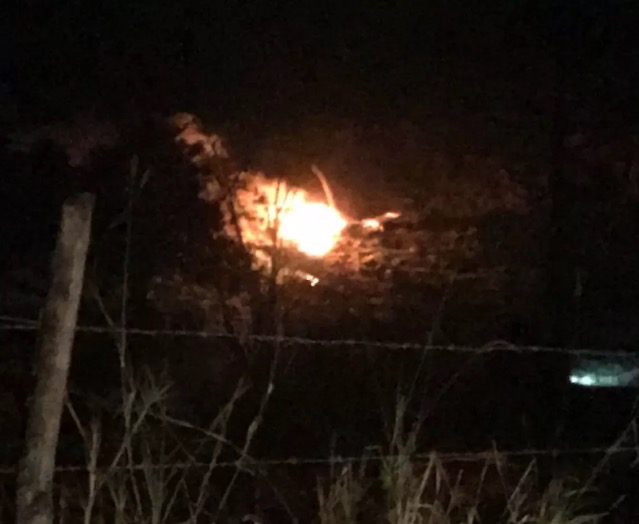 Quatro pessoas morrem em queda de helicóptero às margens de rodovia