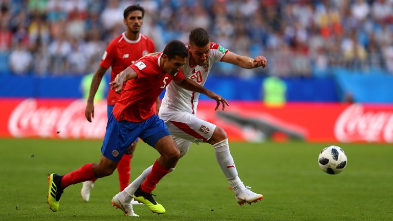Kolarov marca um golaço de falta, e Sérvia vence Costa Rica no grupo do Brasil