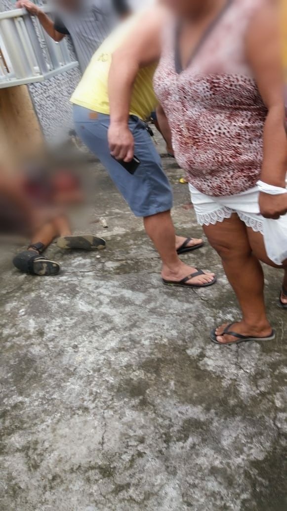 Homem é perseguido e linchado por populares após assaltar idoso em Manaus