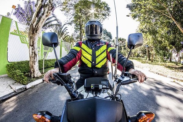 Empregador é condenado a indenizar motoboy que sofreu acidente durante o serviço