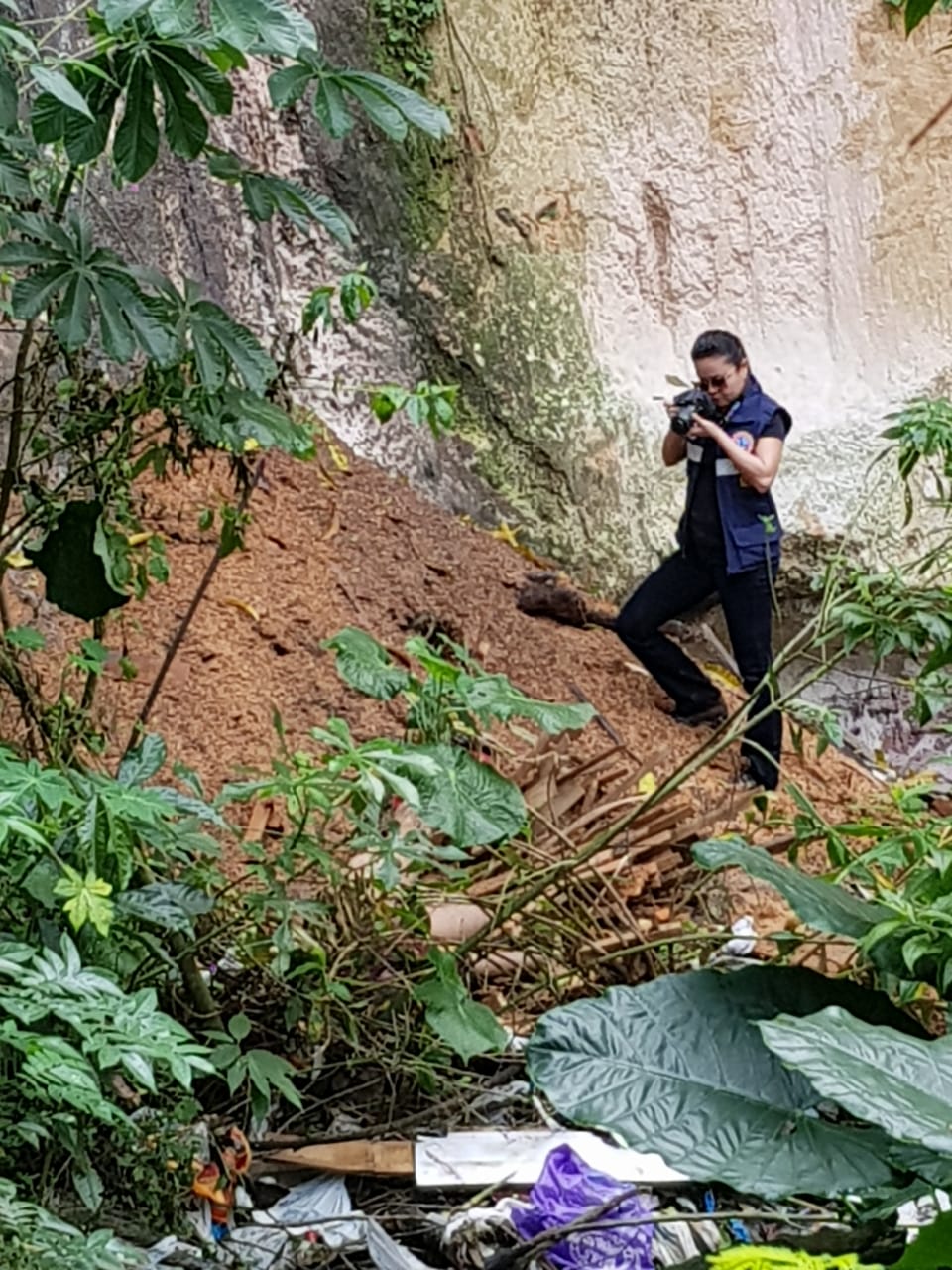 Seminu e degolado, homem é arremessado de barranco em Manaus