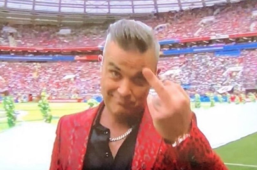 Após polêmica, Robbie Williams revela motivo de dedo do meio durante abertura da Copa 