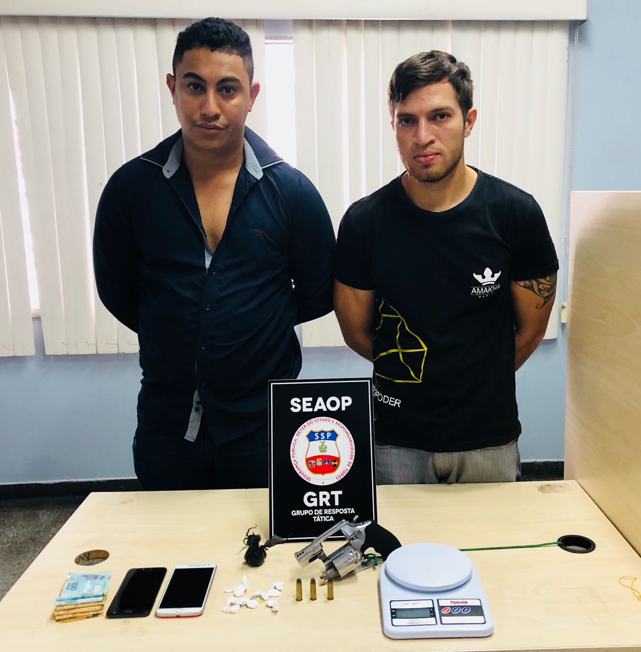 Dupla é presa em loja de cosméticos que funcionava como ponto de drogas em Manaus