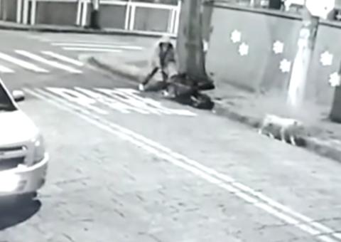 Câmera flagra encapuzado abandonando corpo esquartejado em carrinho de mão 