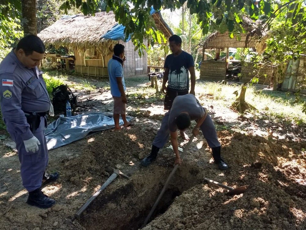 Polícia descobre corpo de mulher enterrado em quintal de casa no Amazonas