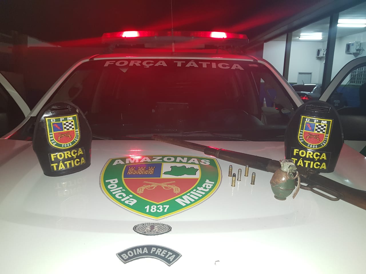 Granada e rifle são encontrados dentro de casa abandonada em Manaus