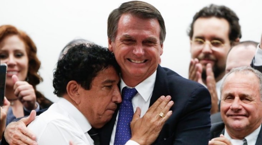Bolsonaro deve fechar aliança com PR, liderado por condenado no mensalão, envolvido na Lava-Jato  