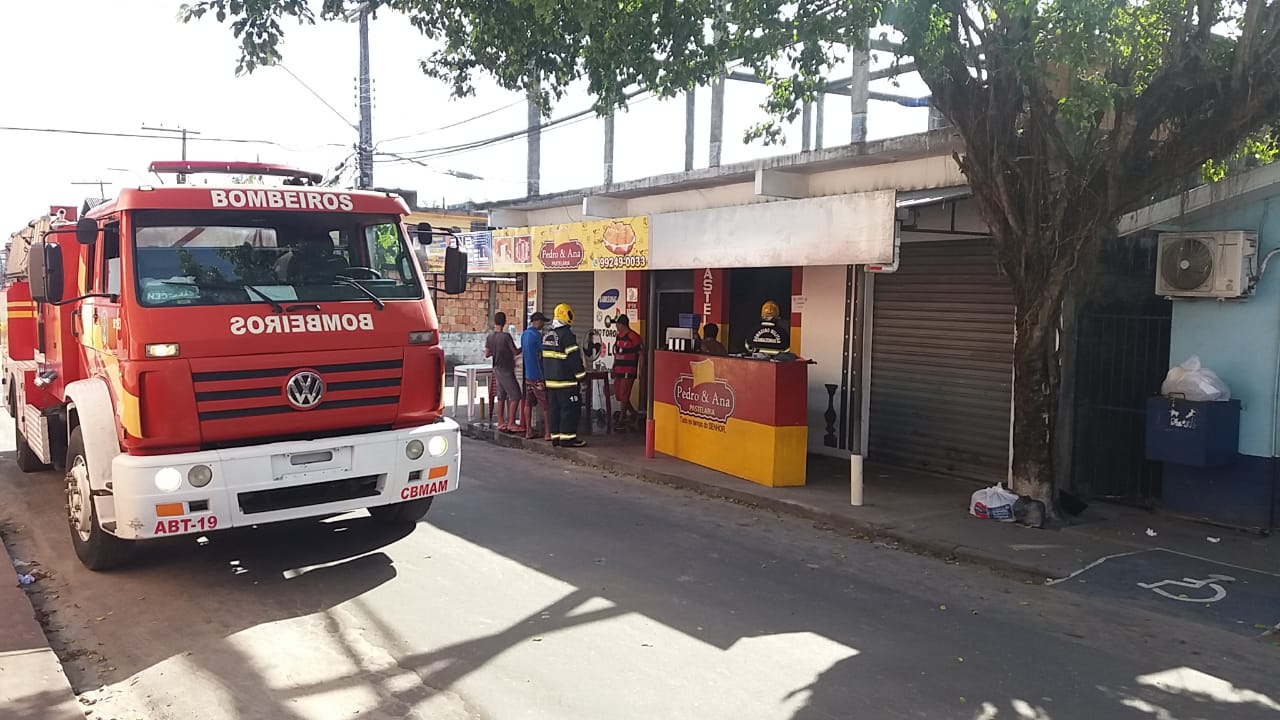 Incêndio atinge pastelaria e assusta moradores em Manaus