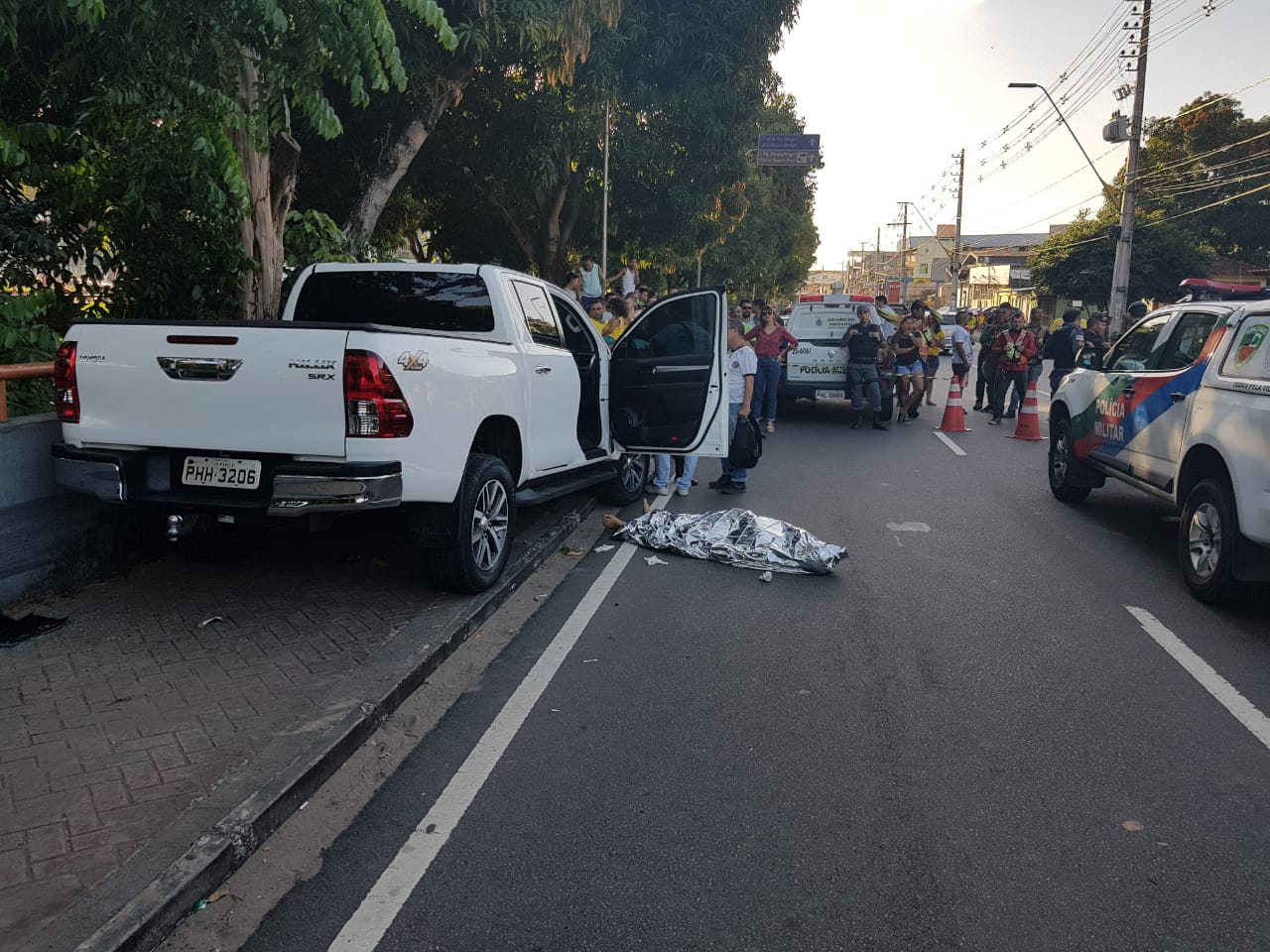 Durante jogo do Brasil, homem é perseguido e morto a tiros dentro de Hilux em Manaus