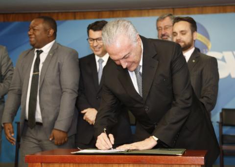 Temer assina decreto que reserva 30% de vagas de estágio para negros