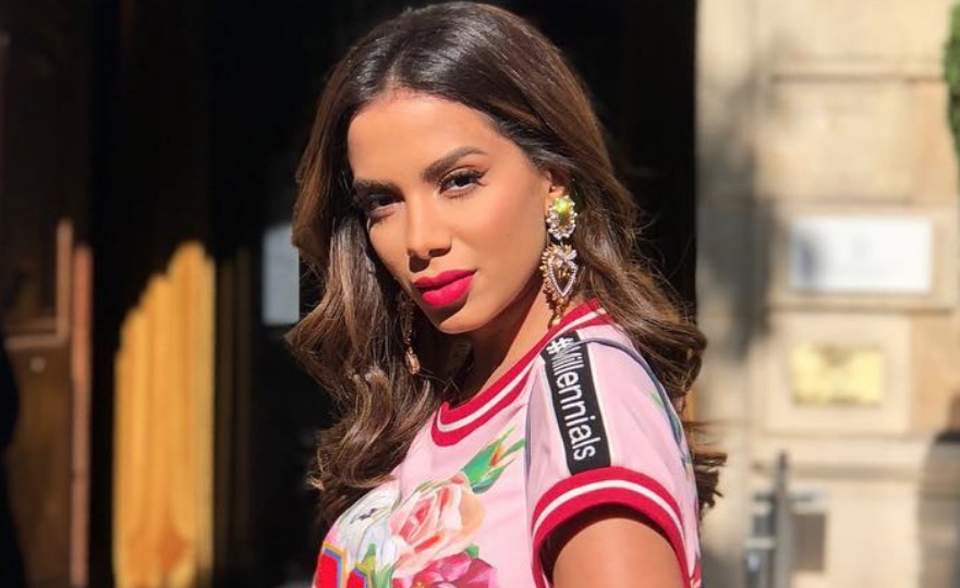 Em Londres, Anitta dá entrevista em inglês e agita público em show; vídeos