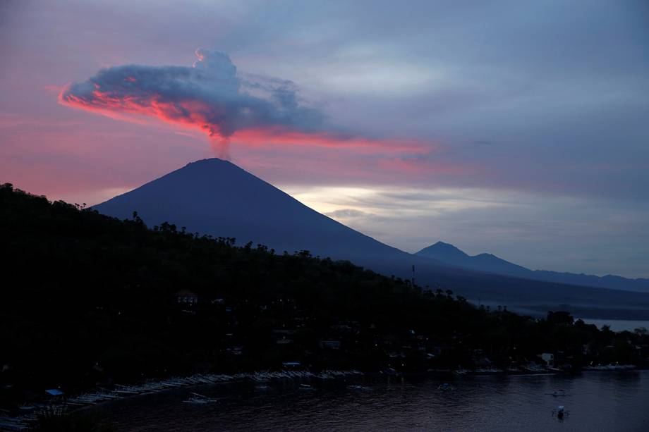 Vulcão entra em erupção e fecha três aeroportos na Indonésia