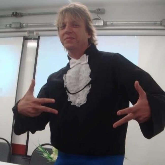 Lembra dele? Vinny abandona carreira de cantor e vira filósofo