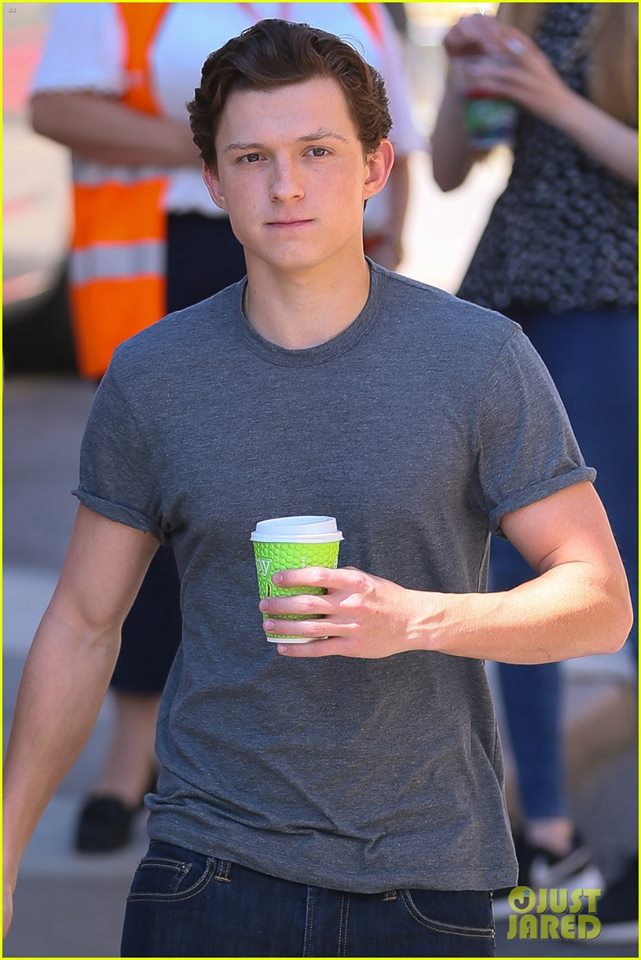 Tom Holland aparece nas primeiras imagens do set de Homem-Aranha 2