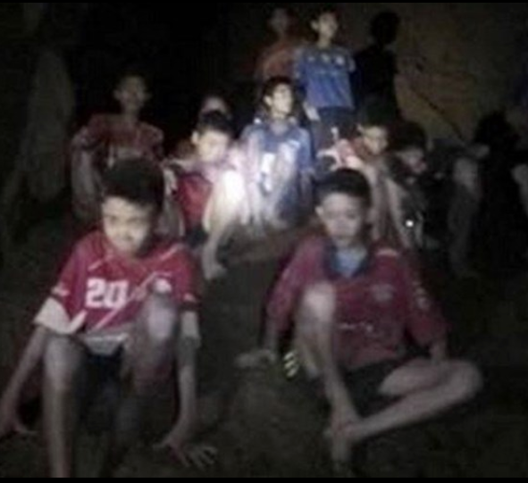 12 meninos e técnico de futebol são achados vivos em caverna na Tailândia