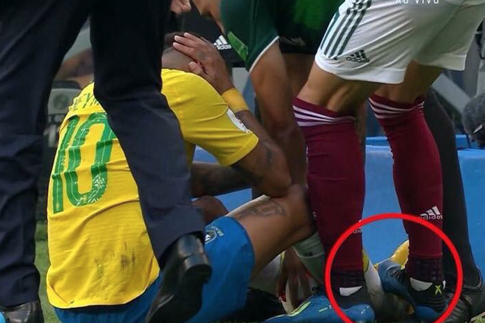 Jogador mexicano se pronuncia sobre pisão em Neymar e alfineta craque