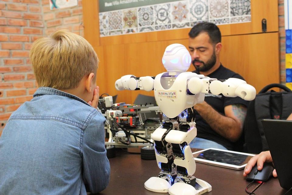 Escola tecnológica oferece oficina gratuita para ensinar crianças a construírem robô em Manaus
