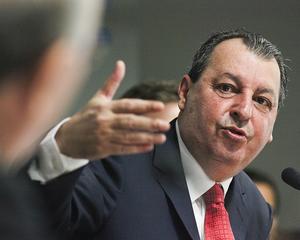 Omar mira o governo e mexe com tabuleiro eleitoral no Amazonas