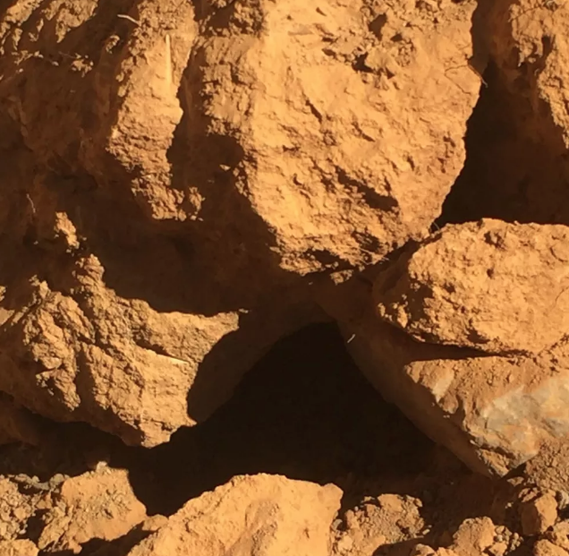 Mãe e filho morrem soterrados após desabamento de mina de pedras preciosas em fazenda