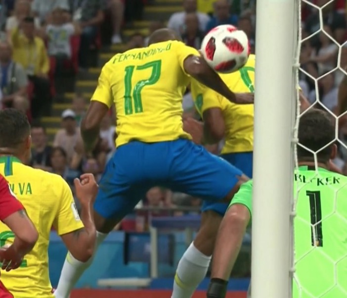 Premonição? Presente no 7x1, Fernandinho fez gol contra usando camisa 17 