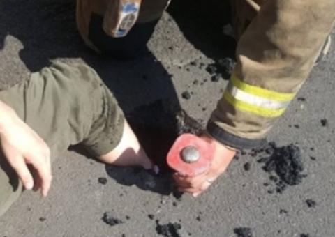 Homem fica com pé preso em asfalto que estava mole após onda de calor