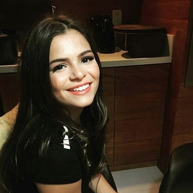 Aos 15 anos, irmã de Bruna Marquezine impressiona por semelhança