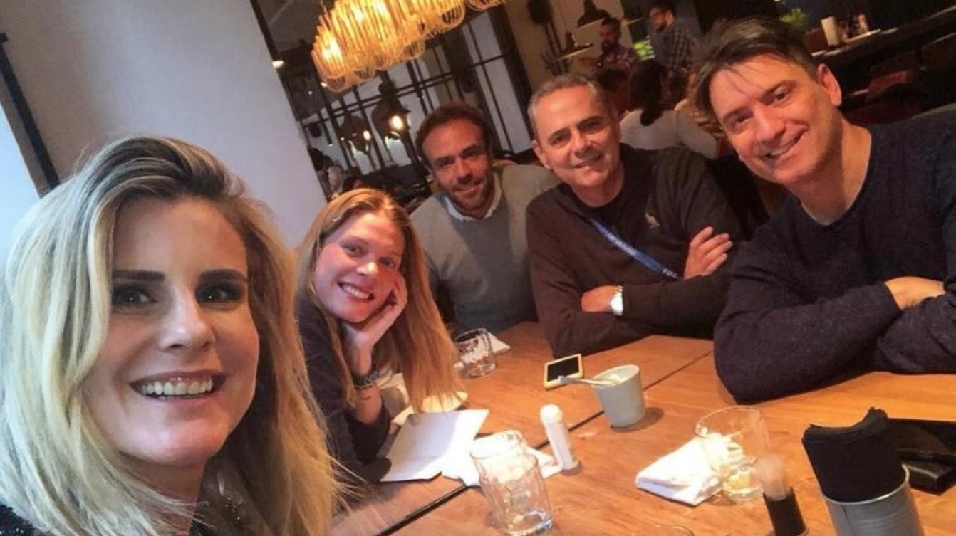 Roger Flores leva namorada para Rússia mas foge de fotos com modelo