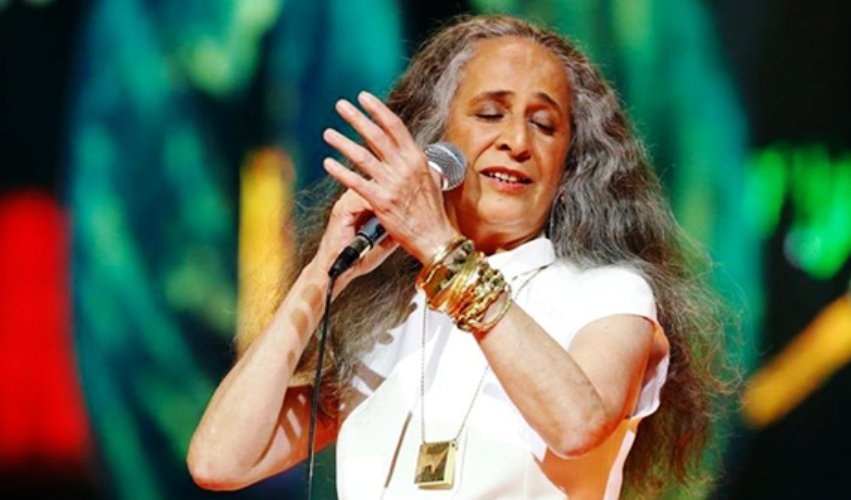 Maria Bethânia é internada no Rio de Janeiro